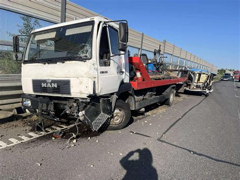 Automobilis su priekaba, tempiantis kitą automobilį
