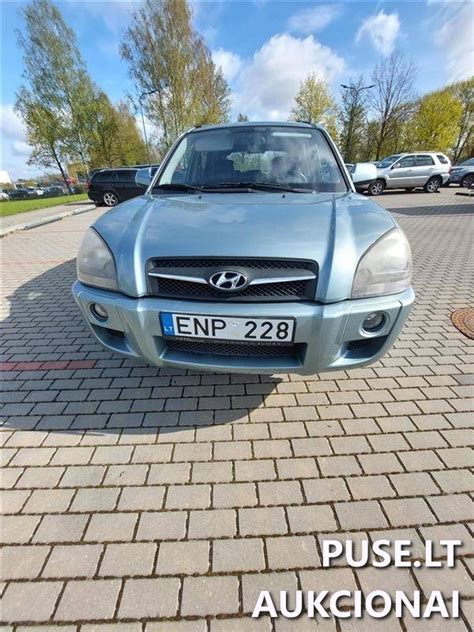 Naudotas Hyundai visureigis parkavimosi aikštelėje