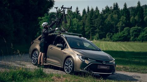 Automobilis su dviračiu laikikliu ant vilkimo kablio