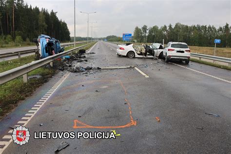 Automobiliai po avarijos Eišiškių plente