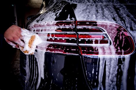 Akmenukų poveikis automobilio dažų dangai