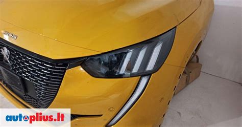 Peugeot 307 automobilio priekis su įjungtais žibintais