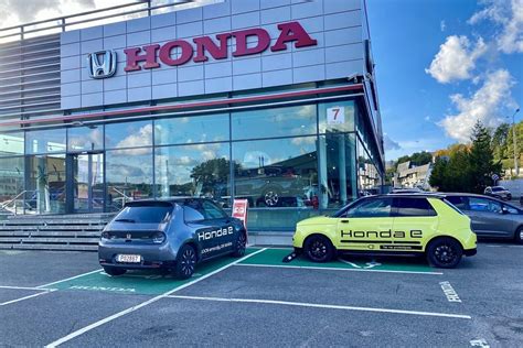 Oficialus Honda atstovas su salonu ir servisu