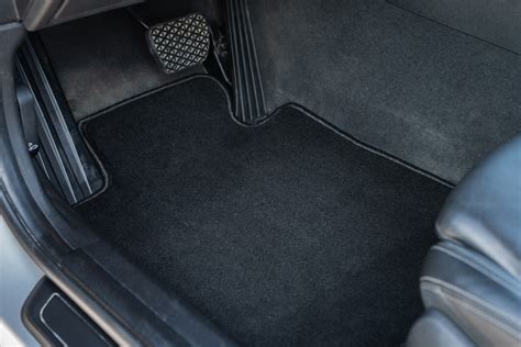 Medžiaginiai automobilio kilimėliai interjere