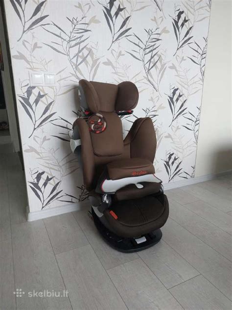 Interjeras su vaikiška kėdute automobilyje