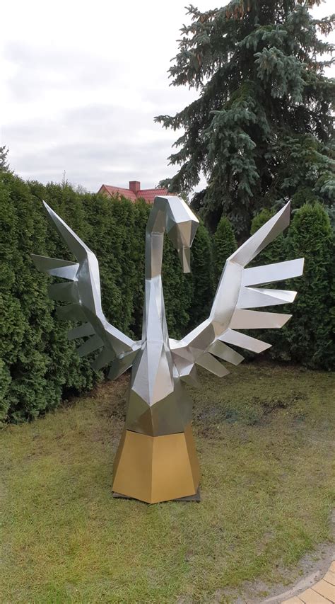 Skulptūros iš metalo ir odos