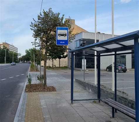 Autobuso stotelė su laukiančiais keleiviais