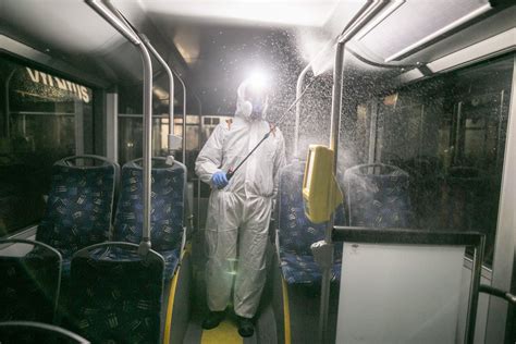 Schema, iliustruojanti saugaus atstumo laikymąsi viešajame transporte