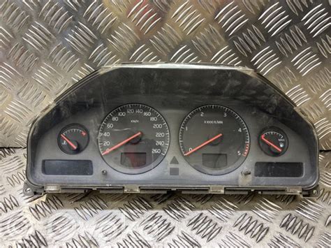 Volvo XC60 interjero prietaisų skydelis su kelionės kompiuterio informacija