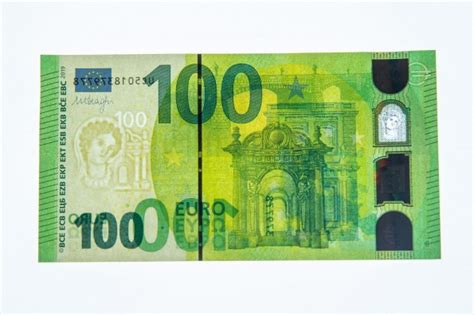 Simbolinė nuotrauka: raktas ir 1000 eurų banknotai