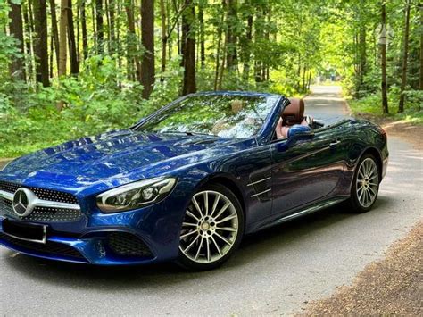 Stilingas Mercedes kabrioletas kelyje