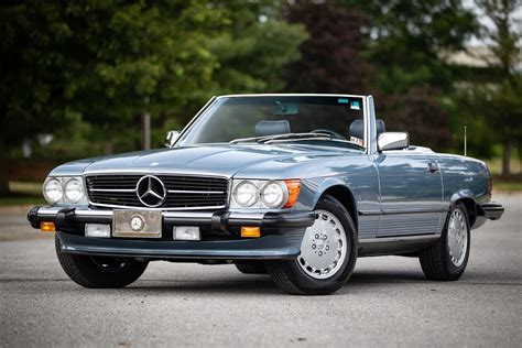 Klasikinis Mercedes Benz 560SL kabrioletas