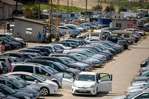 Žmonės renkasi automobilį