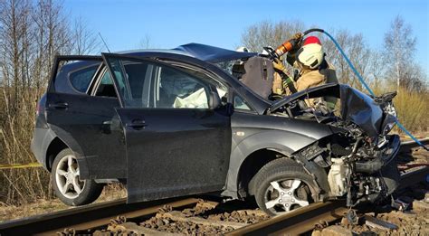 Vairuotojas su automobiliu pristato siuntą