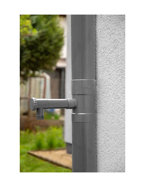 Bermudos baltos laiptuotos stoginės lietaus vandens surinkimui, nukreipiamam į bakelius