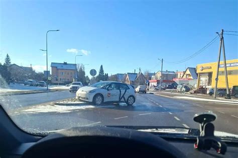 Nuotrauka, vaizduojanti taksi automobilį ir kelio ženklą