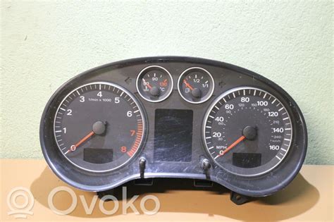 Audi A2 prietaisų skydelis su degančia pakaitinimo žvakių lempute