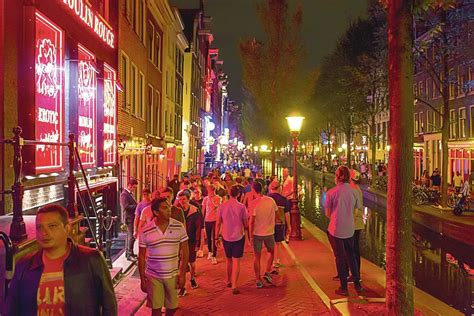 Amsterdamas. Moterys raudonųjų žibintų kvartalo vitrinose