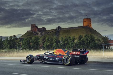Formulės-1 bolidas trasoje