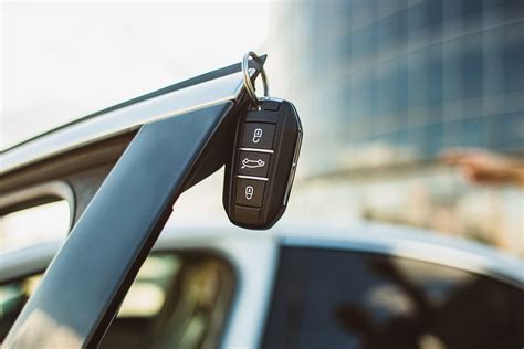 Vyras su automobilio rakteliais rankose