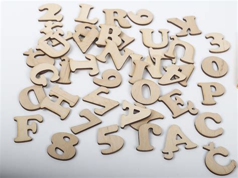 Infografika su populiariausiomis skaitmenų ir raidžių kombinacijomis