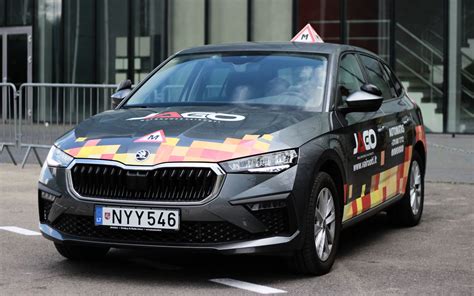 Nuotrauka automobilio, naudojamo vairavimo mokykloje