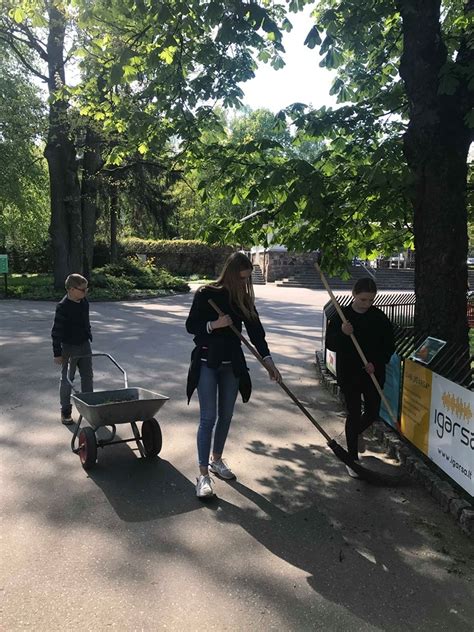 Šiuolaikiniai jaunuoliai mokosi vairuoti