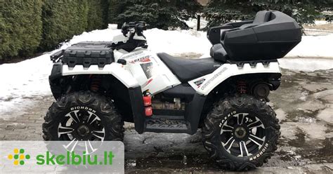 Keturratis tempiantis priekabą su mediena