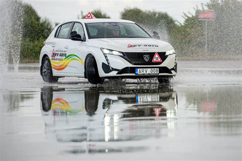 Vairavimo mokymo trasa ant slidžios dangos