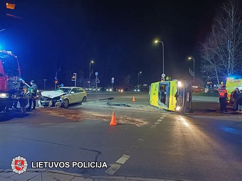 Policijos automobilis po avarijos