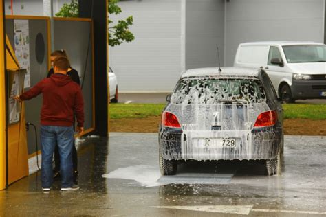 Artinamas vaizdas į polietileninius šepečius automatinėje plovykloje