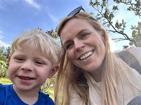 Simbolinė nuotrauka: ranka rankoje, simbolizuojanti palaikymą ir meilę