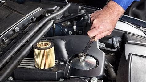 Nuotrauka: meistras keičia automobilio alyvos filtrą