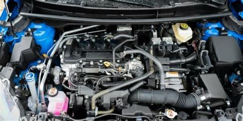 Automobilio variklio skyrius su sumontuota dujų įranga