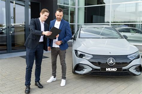 Laimingas klientas su nauju automobiliu