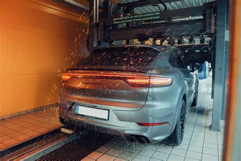 Automobilio plovimas modernioje automatinėje plovykloje