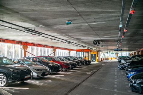 Šiuolaikinis automobilis parkavimo aikštelėje