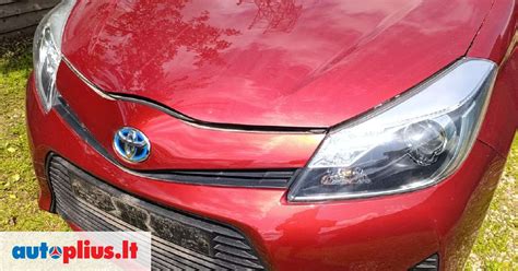 Toyota Yaris raudonos spalvos eksterjeras
