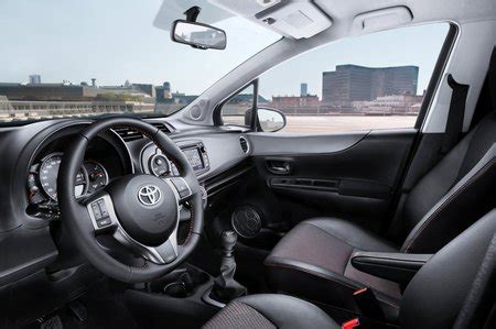 Toyota Yaris interjero centrinė konsolė su lietimui jautriu ekranu