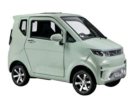 Mini automobilis, parkuojamas ankštoje miesto gatvėje