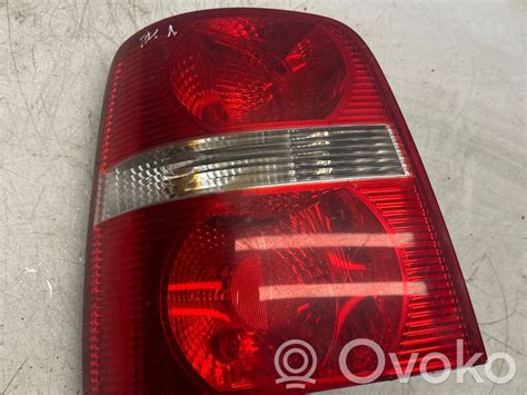 Galinis žibintas, atjungtas nuo automobilio kėbulo