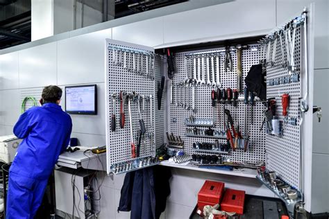 Mechanikas dirbantis su pavarų dėže