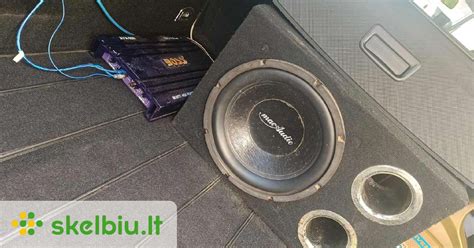 BMW E60 automobilio interjeras su sumontuotais žemų dažnių garsiakalbiais