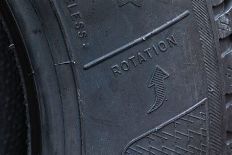 Rodyklė ant kryptinės padangos, nurodanti sukimosi kryptį