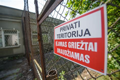 Detalė: aukštas kraštelis ir paviršiaus struktūra