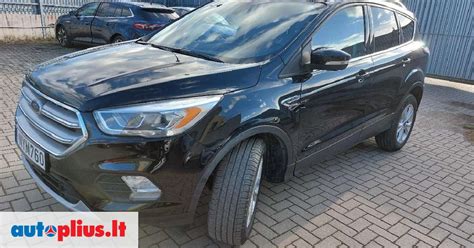 Ford Kuga automobilis su sumontuotais lieto lydinio ratlankiais