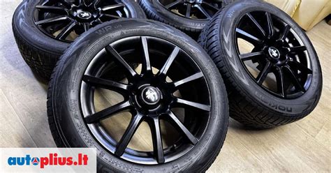 Istorinis Peugeot automobilis su guminėmis padangomis