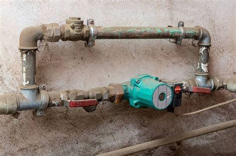 Nuotrauka, kurioje matomas saugiklio lizdas ant cirkuliacinio siurblio