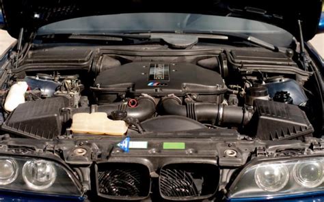 BMW E39 variklio skyrius su įsiurbimo kolektoriumi
