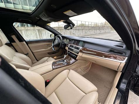 BMW 5 serijos F10 interjeras